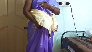 देसी भाभी अपनी साड़ी उठाकर झाटों वाली चूत दिखाती हुई